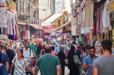 İstanbul, Türkiye - 20 Eylül 2017: İstanbul 'da tipik dükkanlarla dolu bir sokakta çok sayıda vatandaş ve turist yürüyor