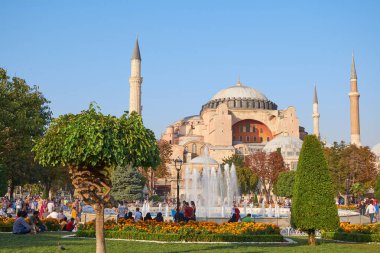 İstanbul, Türkiye - 17 Eylül 2017: Ayasofya 'nın dış görünüşü, önce kilise olarak doğan bir anıt, sonra cami ve şimdi de milyonlarca insanın ziyaret ettiği bir müze.