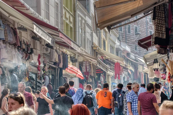 İstanbul, Türkiye - 20 Eylül 2017: İstanbul 'da tipik dükkanlarla dolu bir sokakta çok sayıda vatandaş ve turist yürüyor