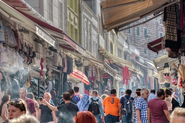 イスタンブール トルコ 9月20 2017 多くの市民や観光客は 典型的なお店でいっぱいのイスタンブールの通りを歩いています ストック写真