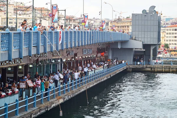 İstanbul, Türkiye - 21 Eylül 2017: Sayısız restoran ve balıkçı ile karakteristik Galata köprüsünün manzarası