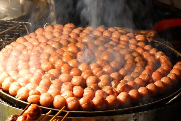 Ocakta sosis ızgara Tay tarzı 