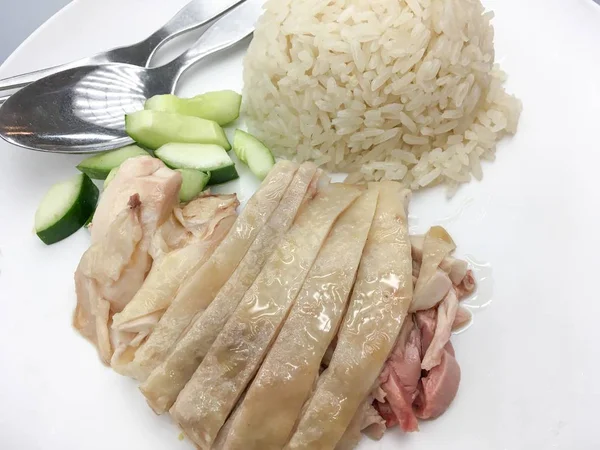 Riz cuit à la vapeur avec soupe de poulet — Photo