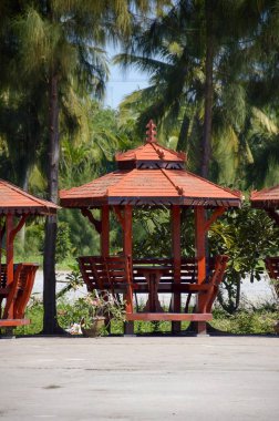 bahçede ahşap pavyon kadar yakın