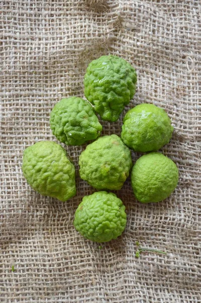 Kaffir Limonu Veya Bergamot Meyvesi Eski Kumaş Üzerinde — Stok fotoğraf
