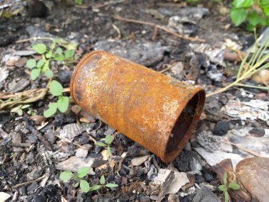 Kül ve teneke kutuyu yere yakın.