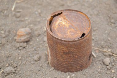 Yerdeki paslı teneke kutuyu kapat.