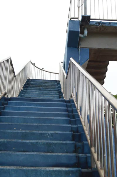 Közelről Kék Felüljáró Lépcső — Stock Fotó