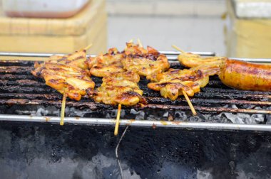 Tayland 'da ızgarada kızarmış domuz eti.