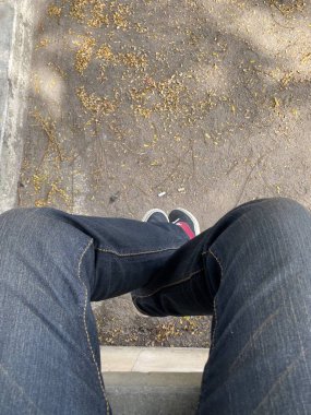 yolda adam bacak kadar yakın