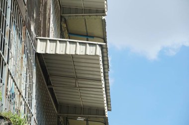 kaydırma penceresinin yağmur geçirmez tentesi