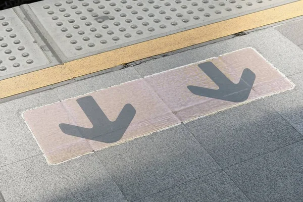 关闭地铁地板上的箭头标志 — 图库照片