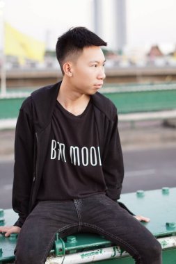 Demir Köprü 'de oturan genç adamı kapatın.