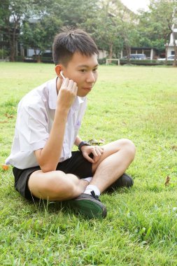 Doğa bahçesinde yakışıklı bir adam var.