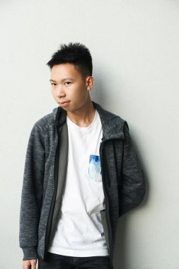 Beyaz beton duvarda genç bir adamın portresi