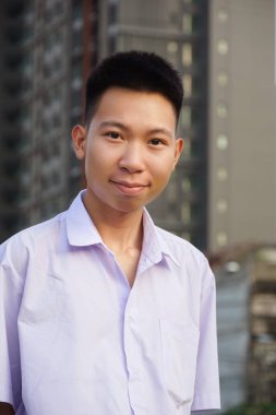 Taylandlı üniformalı öğrenciyi kapatın.