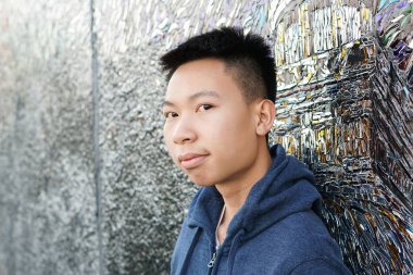 Gülümseyen genç adamın portresi