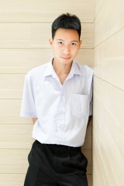 Taylandlı üniformalı sevimli bir öğrenci.