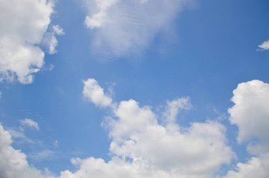 Mavi gökyüzü ve beyaz bulut