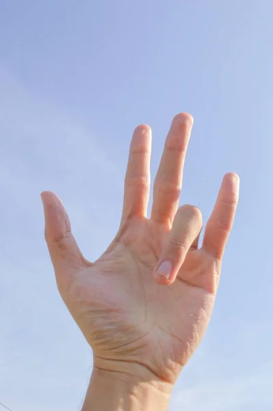 Κοντινό Χέρι Στον Γαλάζιο Ουρανό — Φωτογραφία Αρχείου