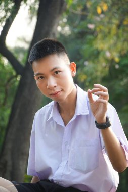 Taylandlı üniformalı öğrenciyi kapatın.