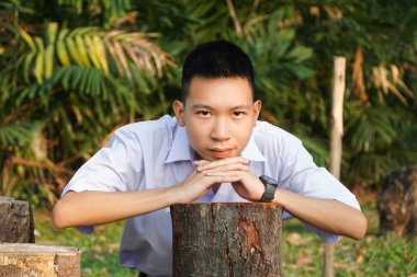 Taylandlı üniformalı öğrenciyi kapatın.