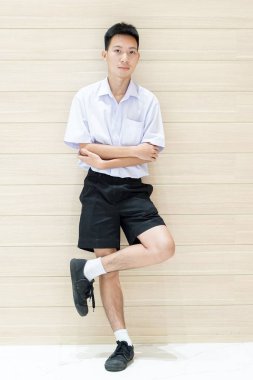 Taylandlı üniformalı öğrenciyi kapatın.