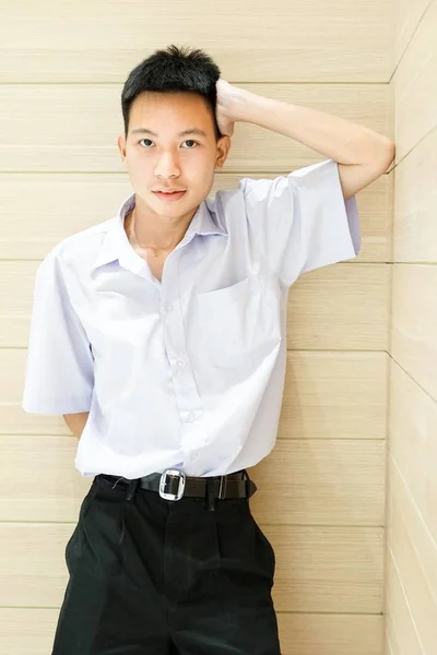 Taylandlı üniformalı öğrenciyi kapatın.