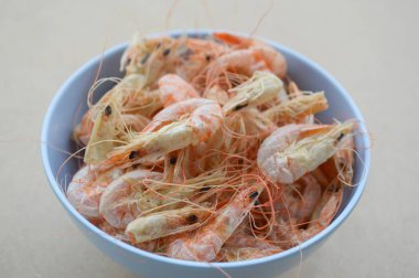 Ahşap zeminde kuru karides