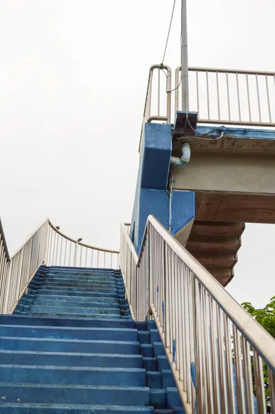 关闭蓝色过桥楼梯 — 图库照片