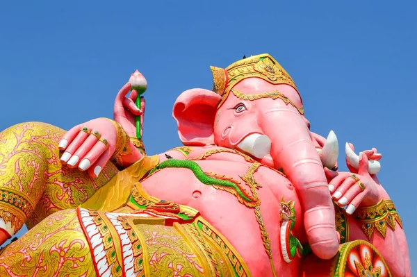 Roze Ganesh Standbeeld Blauwe Hemel — Stockfoto