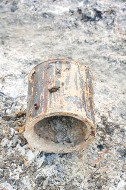 Yerdeki paslı teneke kutuyu kapat.