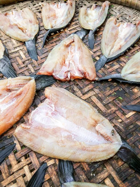 Ikan Channa Striata Kering Lantai Bambu — Stok Foto