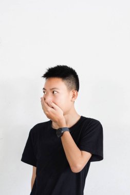 Beyaz duvardaki Taylandlı çocuğu kapatın.