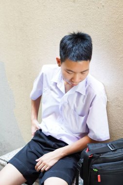 Taylandlı üniformalı öğrenciyi kapatın.