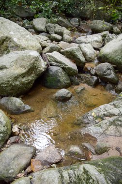 Bang Phra, Sriracha, Chonburi, Tayland 'daki Chanta şelalesinde büyük bir taş.