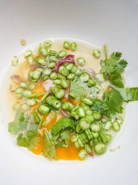 Pişirmek için yumurta ve sebze