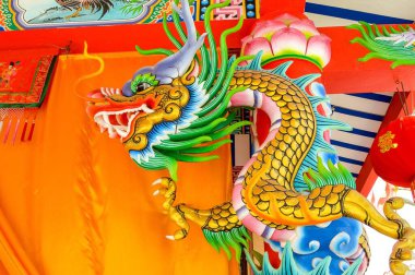 Tapınaktaki altın ejder heykeli.