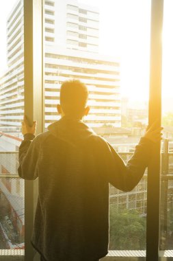 Camdan dışarı bakan genç adamı kapat.