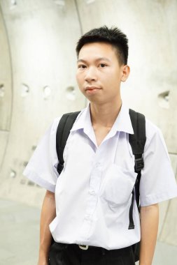 Taylandlı üniformalı öğrenciyi kapatın.