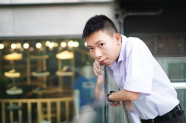 Taylandlı üniformalı öğrenciyi kapatın.