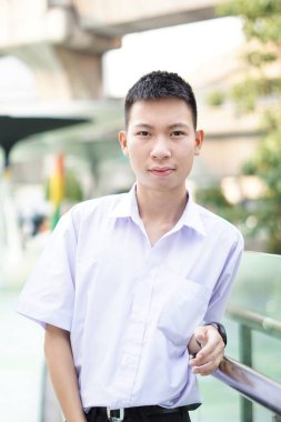 Taylandlı üniformalı öğrenciyi kapatın.