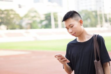 Şirin bir adam doğa bahçesinde oyun oynuyor.