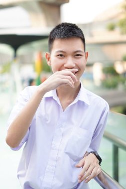 Taylandlı üniformalı öğrenciyi kapatın.