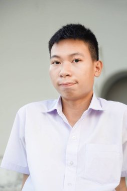 Taylandlı üniformalı öğrenciyi kapatın.