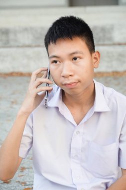 Yaklaş yakışıklı adam. Telefonu kullan. 