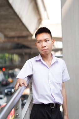 Taylandlı üniformalı öğrenciyi kapatın.