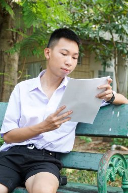 Taylandlı üniformalı öğrenciyi kapatın.