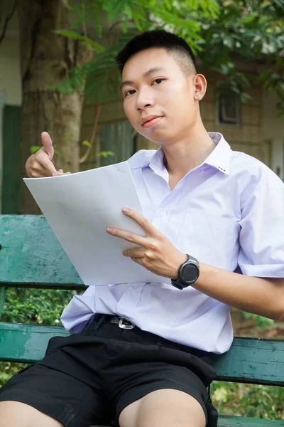 Taylandlı üniformalı öğrenciyi kapatın.