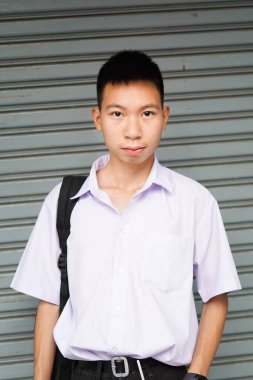 Taylandlı üniformalı öğrenciyi kapatın.